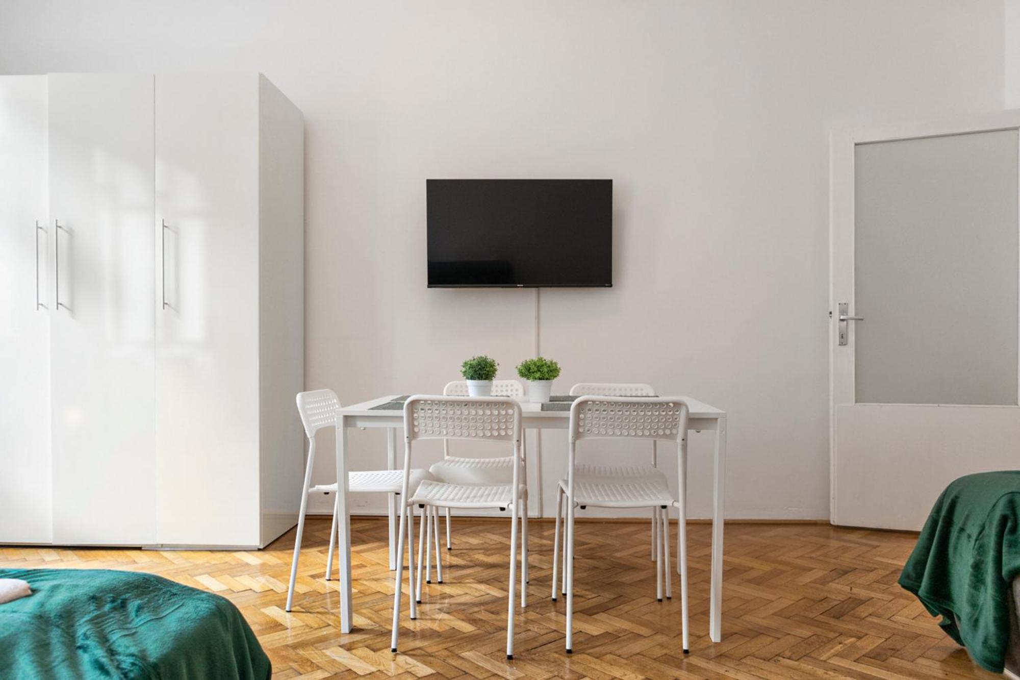 וינה Prime Location & Peaceful Shared 2 Bedroom Apt With Backyard מראה חיצוני תמונה